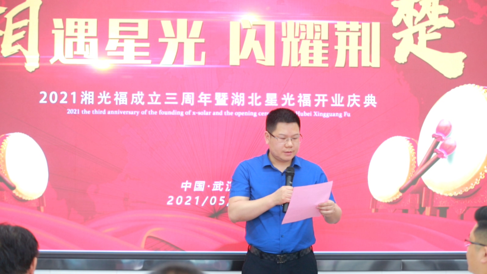 执着的“追光人”：我要让每一块修建质料，，，都能自己发电！