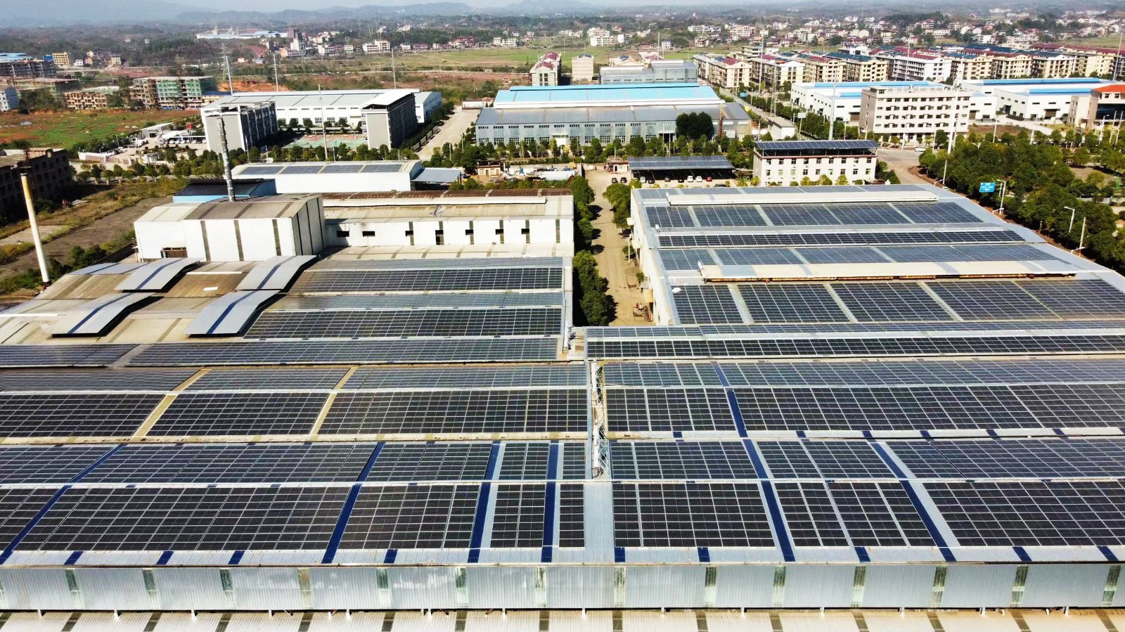 6月以来，，，，，，室外温度居高不下！多地供电主要，，，，，，光伏电站或将为工商业企业带来“用电自由！